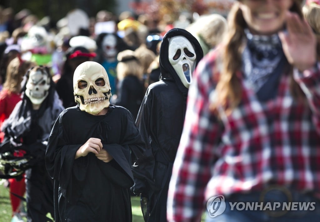 美 '공포의 핼러윈'…잇단 총격사건에 20여명 사상