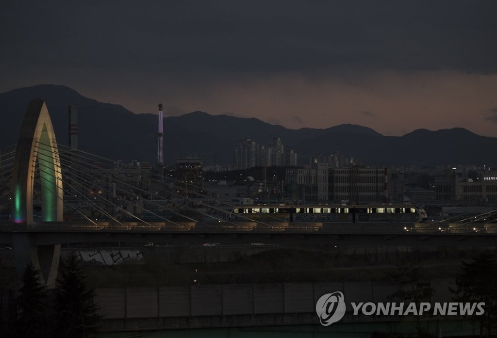 대구지하철 3호선 7분간 멈춰…10m 공중에서 '덜덜'