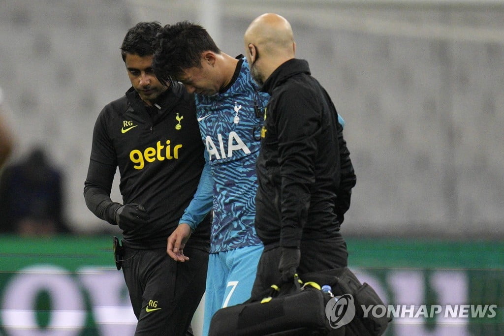 한국 축구 '날벼락'…손흥민, 안면 골절 수술 결정