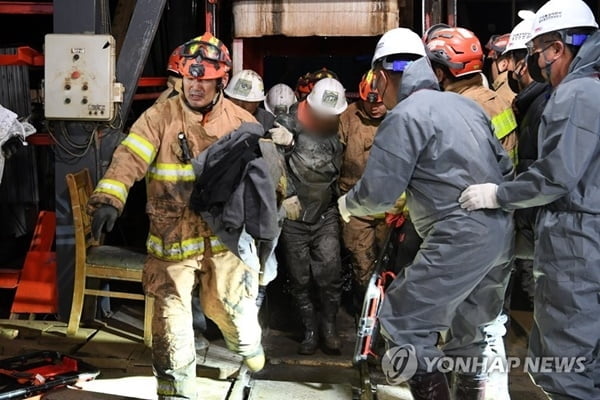 봉화 광산 매몰자들 '기적의 생환'…"부둥켜안고 울었다"