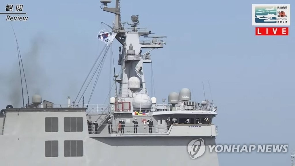 한국 해군, '욱일기' 이즈모함에 거수 경례