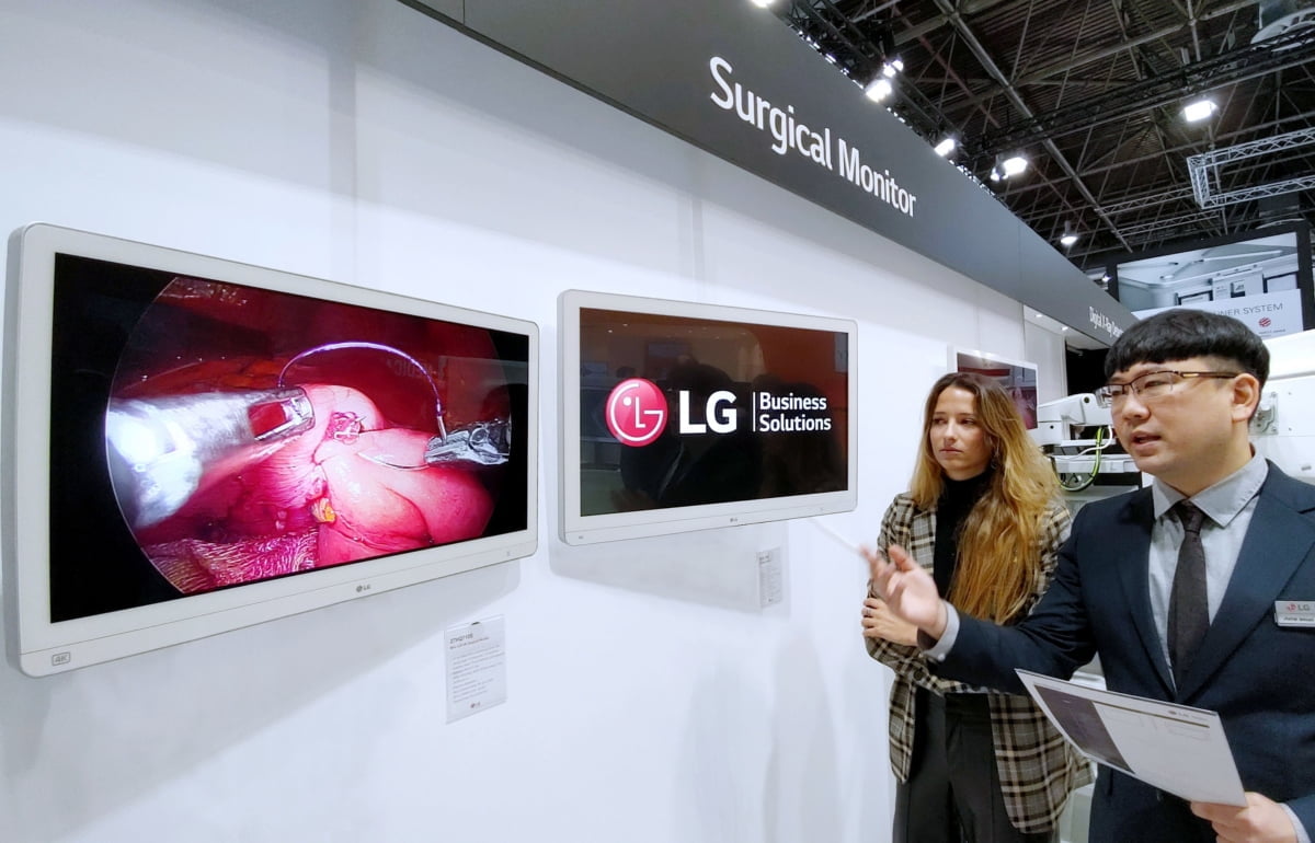 LG전자, 세계 최대 의료기기 박람회서 수술용 미니모니터 선 보여