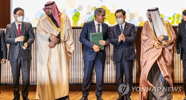 韓기업-사우디 '무더기 MOU'…"40조원 투자 계약"