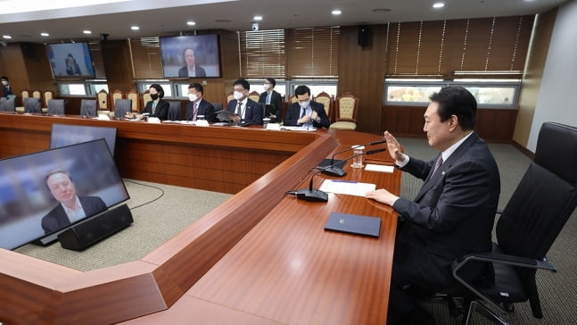 尹, 머스크에 투자 요청…"한국은 최우선 후보지 중 하나"