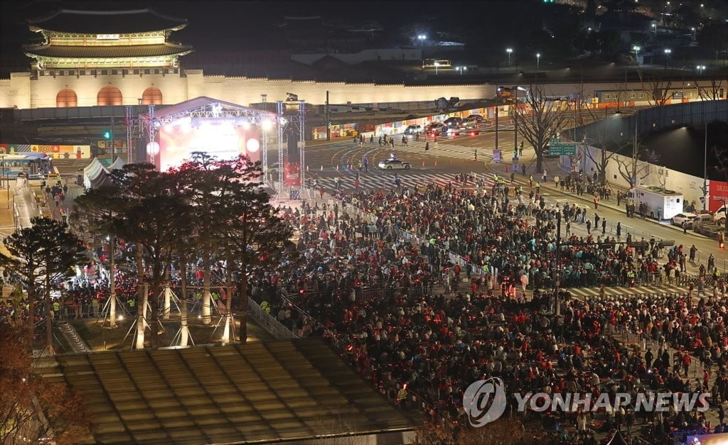 '수많은 경찰 호루라기 소리'…2만6천 인파 거리응원 안전