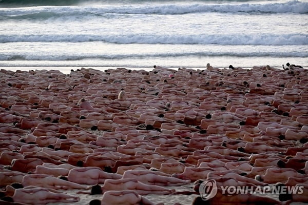 알몸으로 모인 2500명…호주 해변에 누운 까닭은