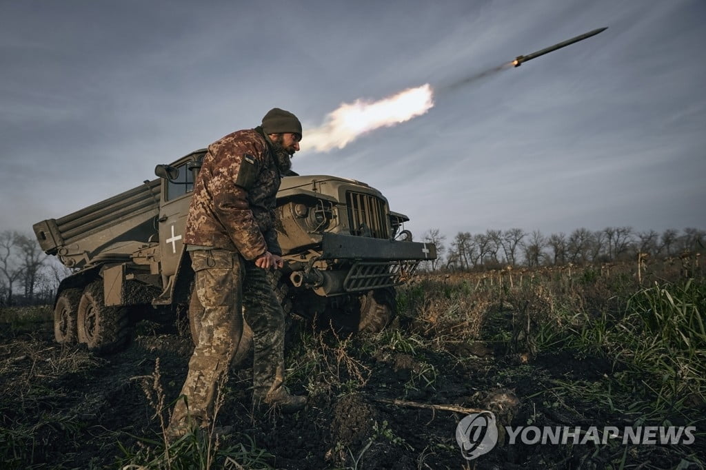 "미국, 우크라에 러 본토 타격 가능한 미사일 제공 검토 중"