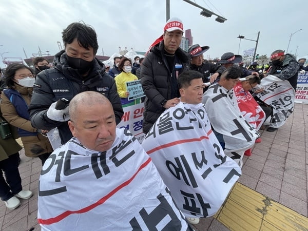 사상 첫 업무개시명령 발동…화물연대 '삭발투쟁' 대응