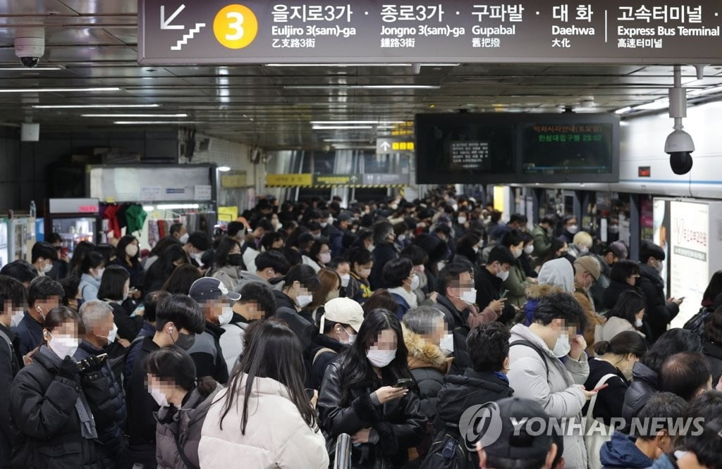 서울 지하철 '퇴근길 대란'…파업에 운행 지연 속출