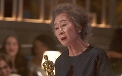[종합] 압수수색 여파? 윤여정 계약해지설…후크 측 "사실무근"