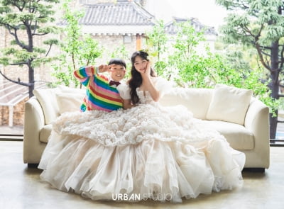 [종합] "뚱땡이 장가갑니다"…개그맨 김수영, 8살 연하 연인과 오늘(5일) 결혼