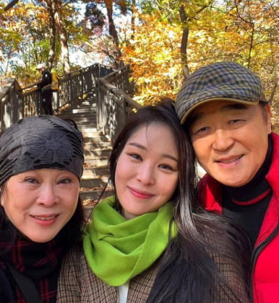 미자, 오늘은 ♥남편 김태현 없이…부모님과 즐기는 가을 풍경
