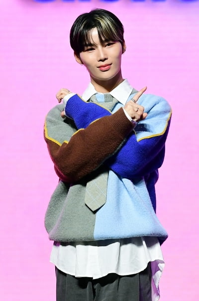 [TEN 포토] 나인아이 민준 '날렵한 턱선'