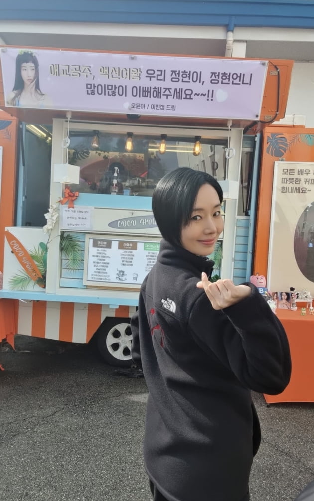 이정현, '절친' 오윤아·이민정의 단비 같은 커피차에 웃는 워킹맘
