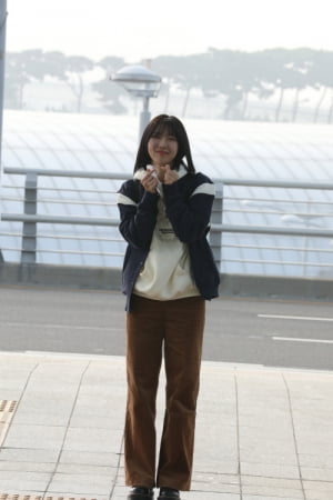 배우 주현영, 화보 촬영 위해 일본 출국길 손모양의 의미는?