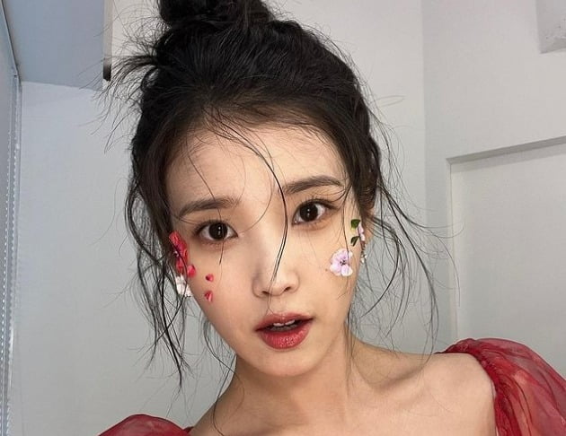 아이유, 얼굴에 꽃 붙이더니 화사한 디즈니 공주님 됐네