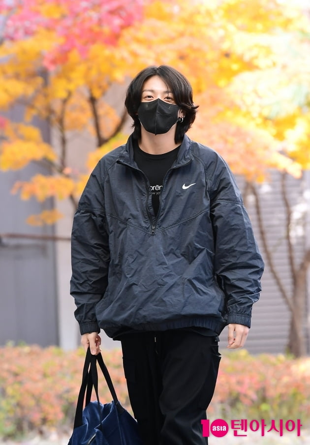 [TEN 포토] 방탄소년단 정국 '가을햇살에 더 멋짐'