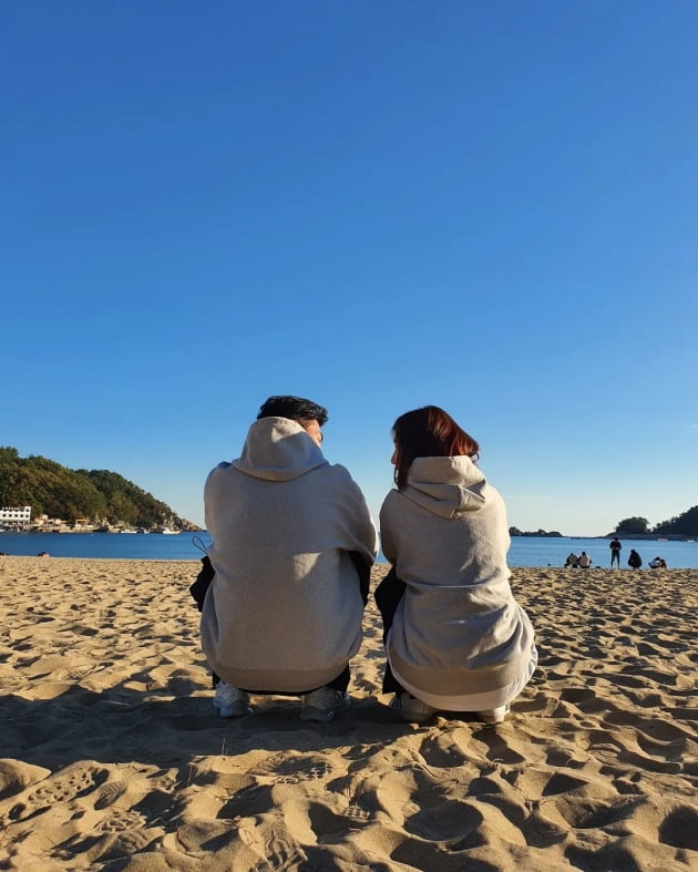 조예영 "이렇게 서로만"·♥한정민 "내 옆에 예영이만"…쪼그려 앉은 뒷모습에도 사랑 가득