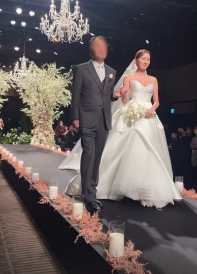 [종합] 고성희 남편, 180cm 넘는 훈남…외교관父 손 꼭잡고 결혼 첫걸음