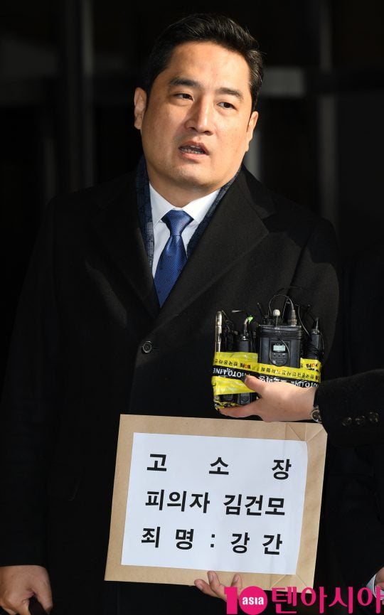 '이혼·무혐의' 김건모, SBS가 복귀 판 깔아줄까…'미우새'냐 '돌싱포맨'이냐[TEN피플]