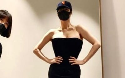 '29년째 청룡여신' 김혜수, 손바닥 2개에 가려지는 허리…남다른 드레스 소화