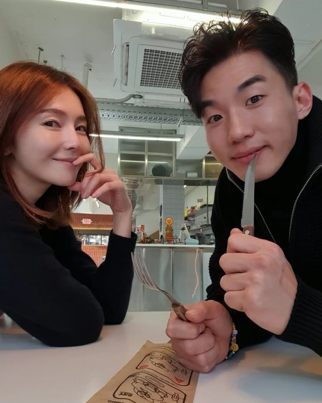 조예영♥한정민, 내년 재혼 계획인데 먹성 터진 커플 "햄버거 기다리는 자세"