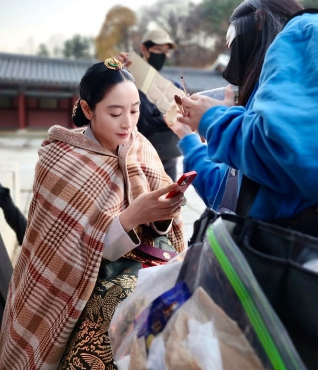 김혜수, 평상 위에 대자로 누워 우산으로 햇빛 피하는 중…보온은 '파란 양말'로