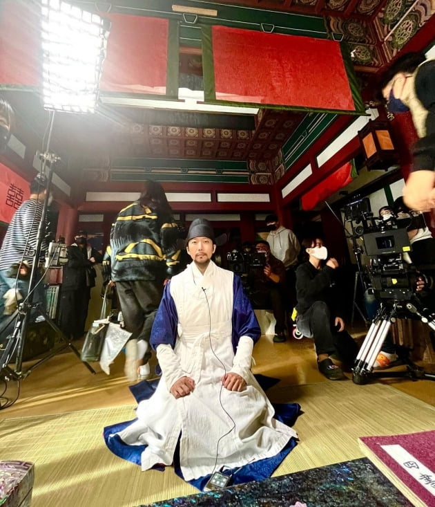 김혜수, 평상 위에 대자로 누워 우산으로 햇빛 피하는 중…보온은 '파란 양말'로