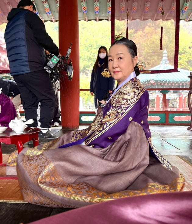 김혜수, 평상 위에 대자로 누워 우산으로 햇빛 피하는 중…보온은 '파란 양말'로