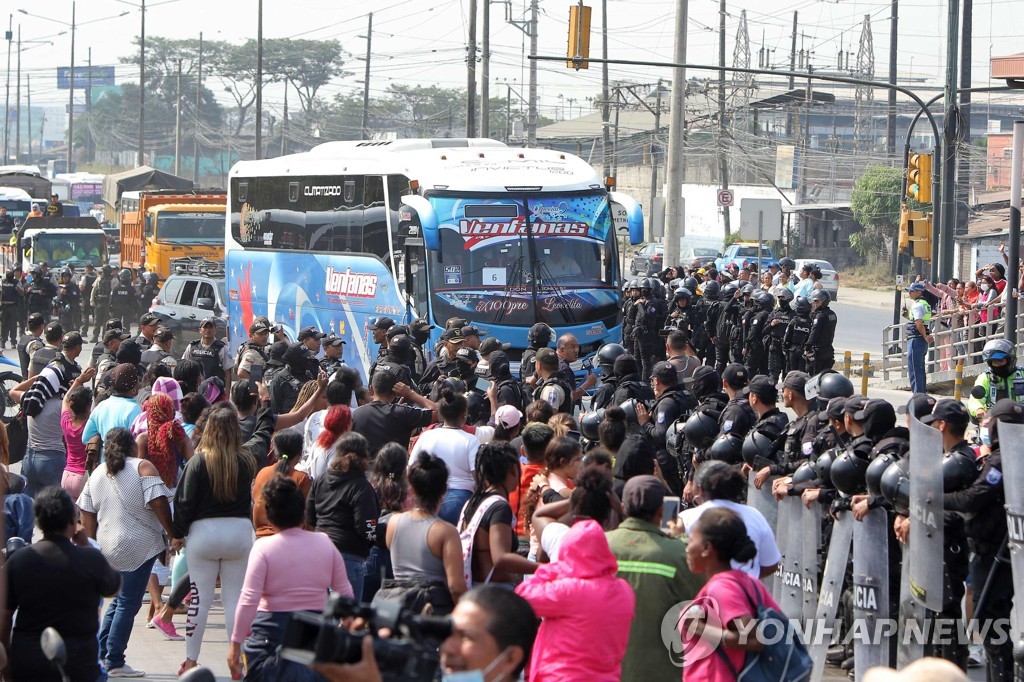 에콰도르 갱단, 경찰관 살해하고 교도관 상대 인질극