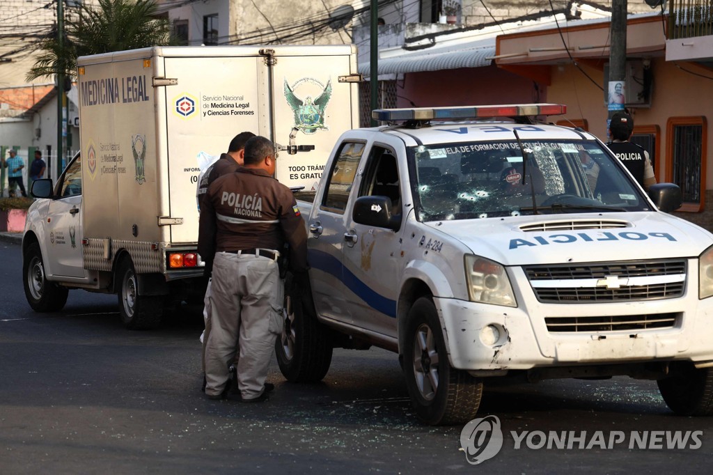 에콰도르 갱단, 경찰관 살해하고 교도관 상대 인질극