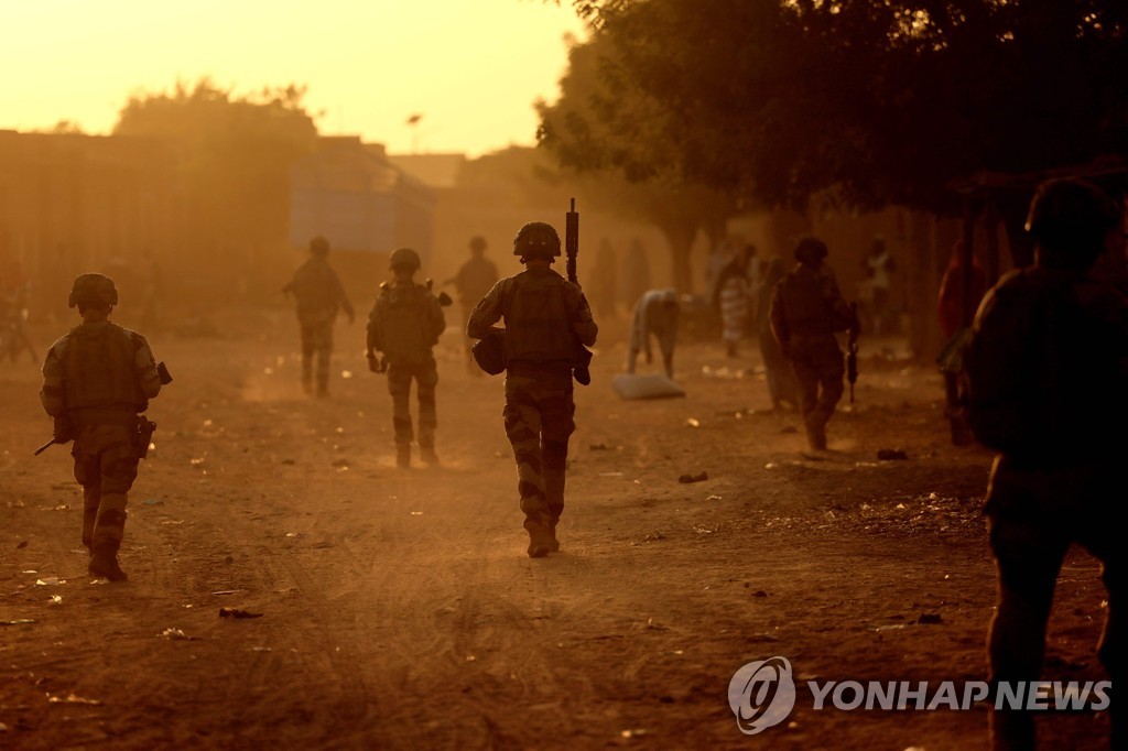 프랑스, 러 용병기업과 손잡은 말리에 공적 개발 원조 중단