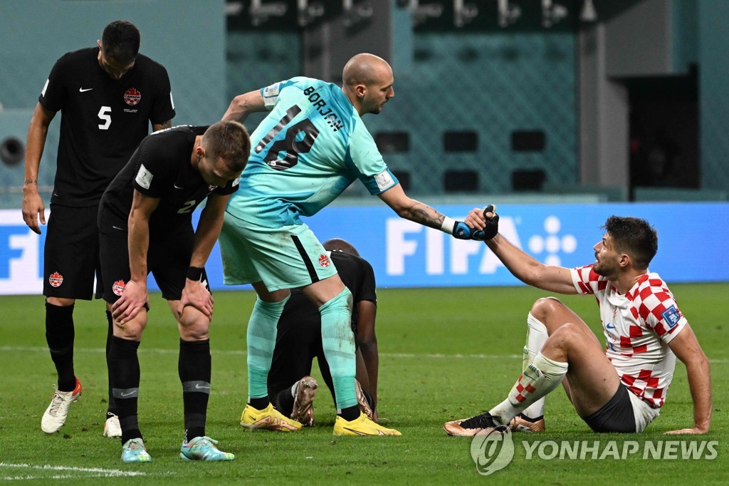 [월드컵] '세르비아계' 캐나다 GK 비난한 크로아티아 팬들…FIFA 징계착수