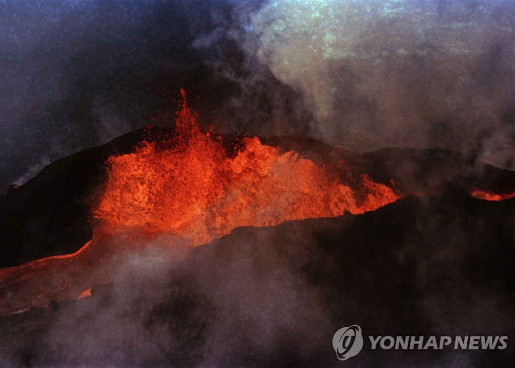 하와이 마우나 로아 화산 분화 시작…용암은 아직은 정상부에만