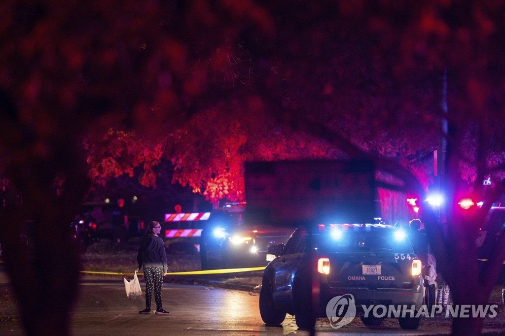 美핼러윈 축제에 차량 돌진…경찰이 대응사격으로 저지