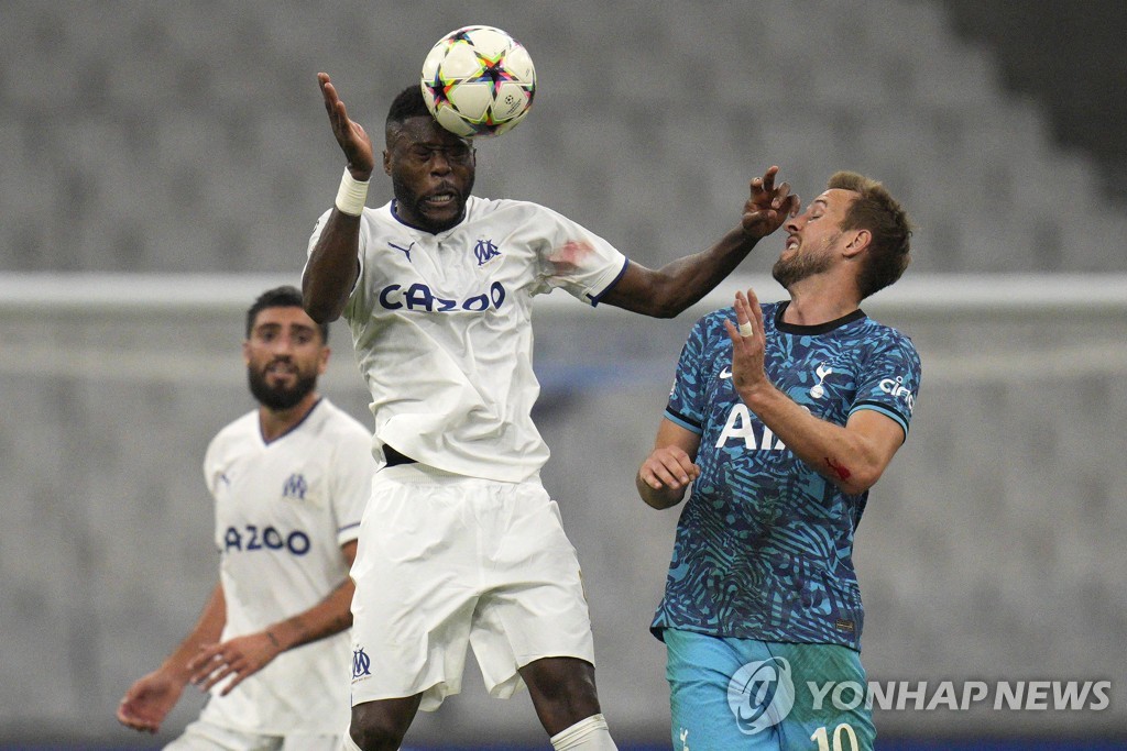 손흥민과 충돌한 음벰바, SNS엔 축구 팬들 '욕설 테러'