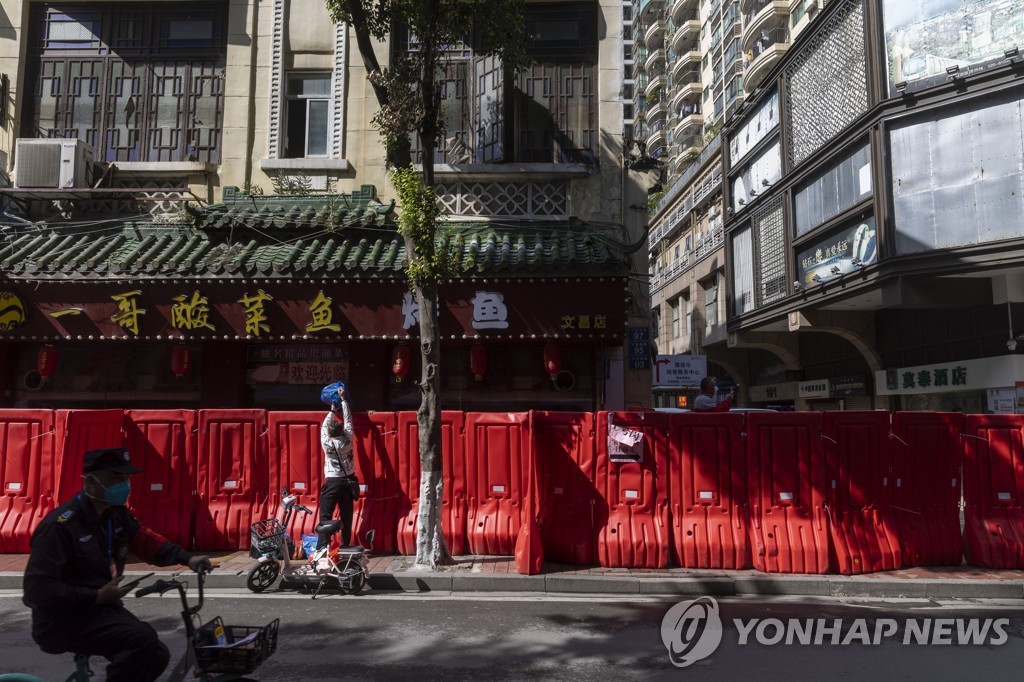 "검사 그만!" 중국 광저우 봉쇄지역서 수백명 경찰과 충돌(종합)