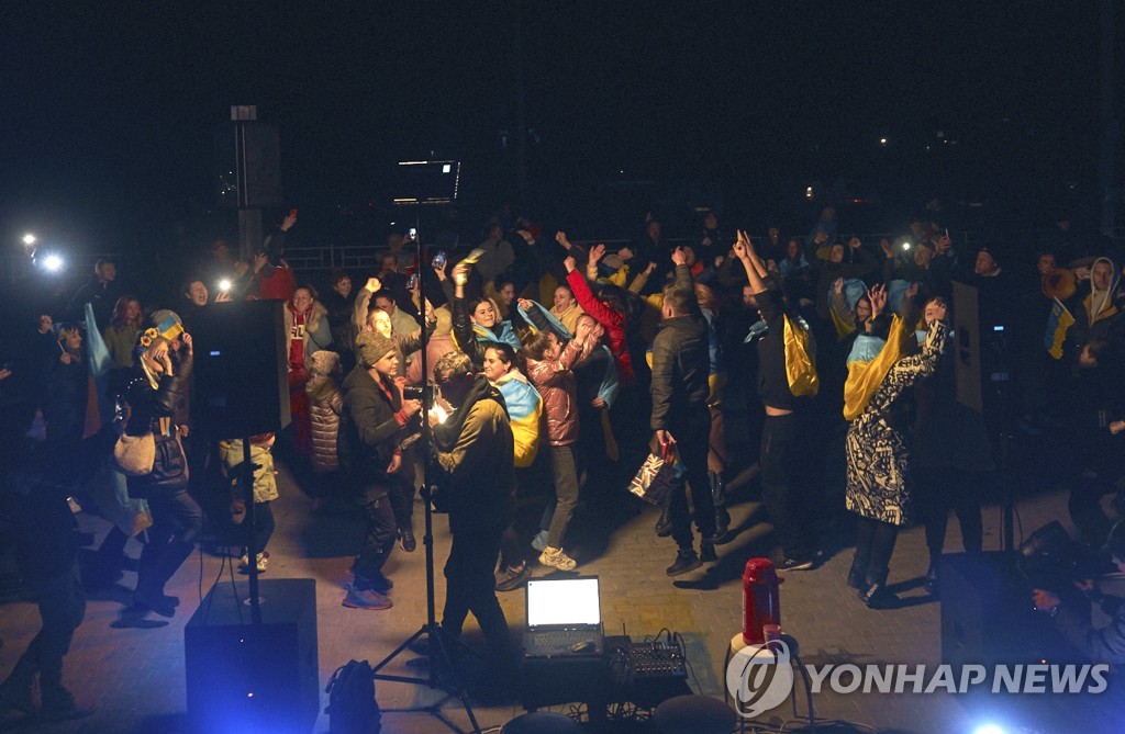 해방된 헤르손 축제분위기…"물·전기 다 끊겼지만 회복할 것"(종합)