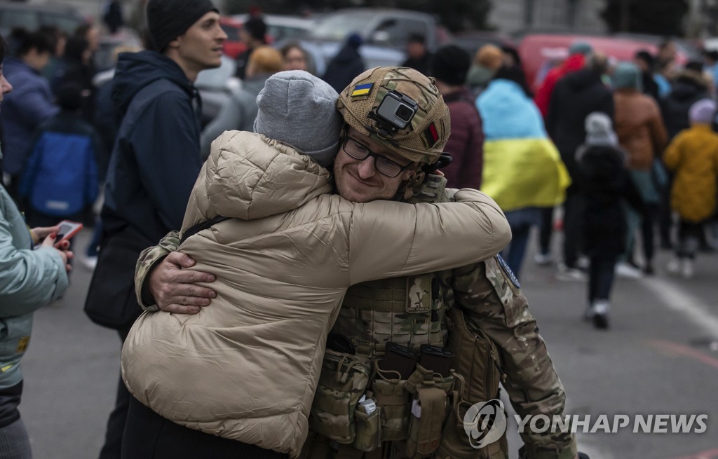 해방된 헤르손 축제분위기…"물·전기 다 끊겼지만 회복할 것"(종합)