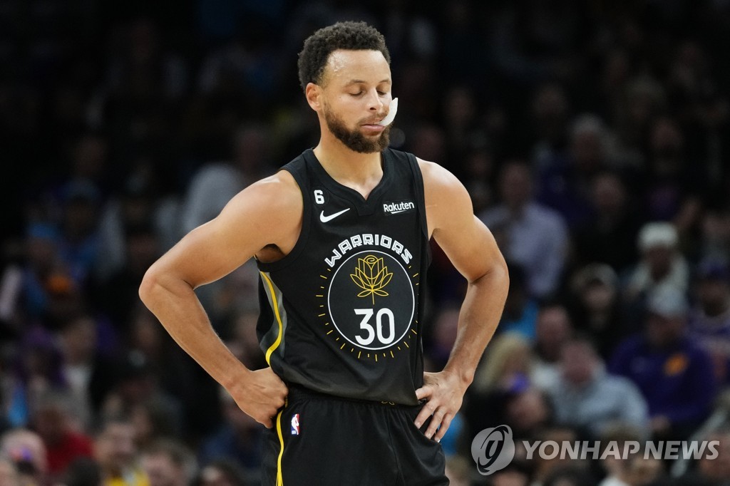 커리 50점 분전에도…NBA 골든스테이트, 피닉스에 11점 차 패배