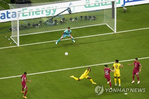 [월드컵] 에콰도르, 개막전 카타르 2-0 완파…개최국 무패 전통 깨졌다