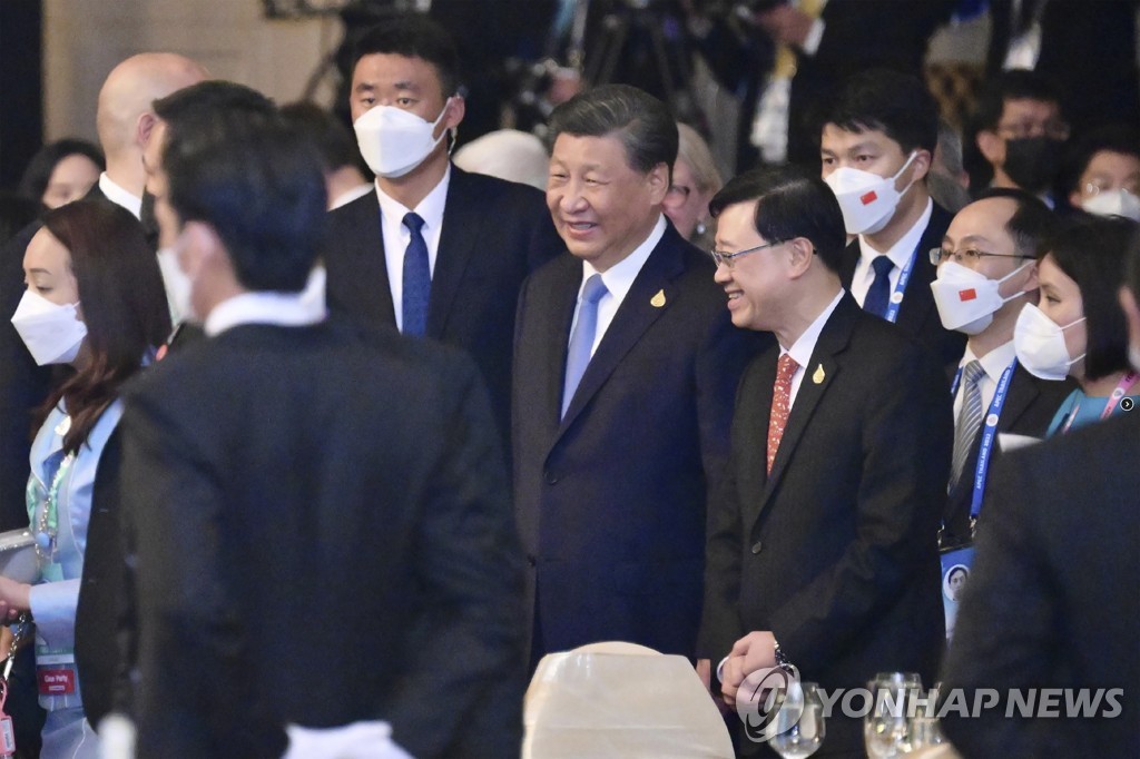 '시진핑 옆자리' 홍콩 행정수반, APEC서 귀국 후 코로나 확진(종합)