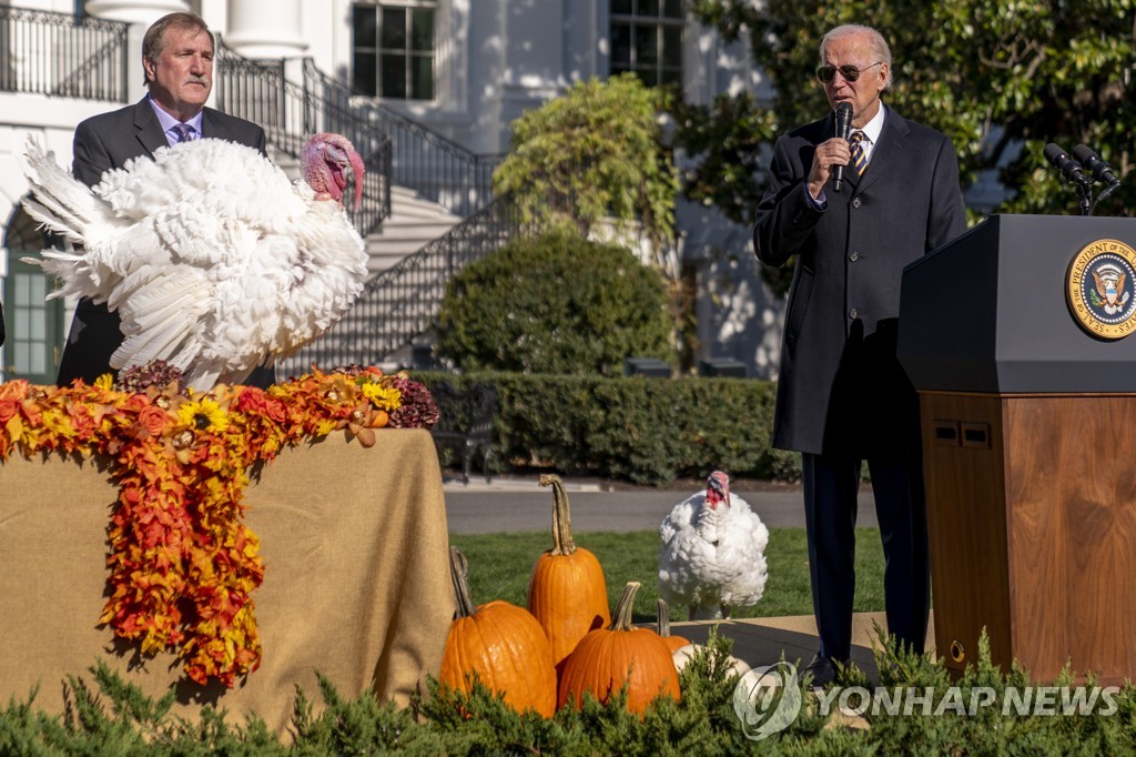 바이든, 칠면조 사면하며 "부정투표 없었다"…'선거사기'에 일갈