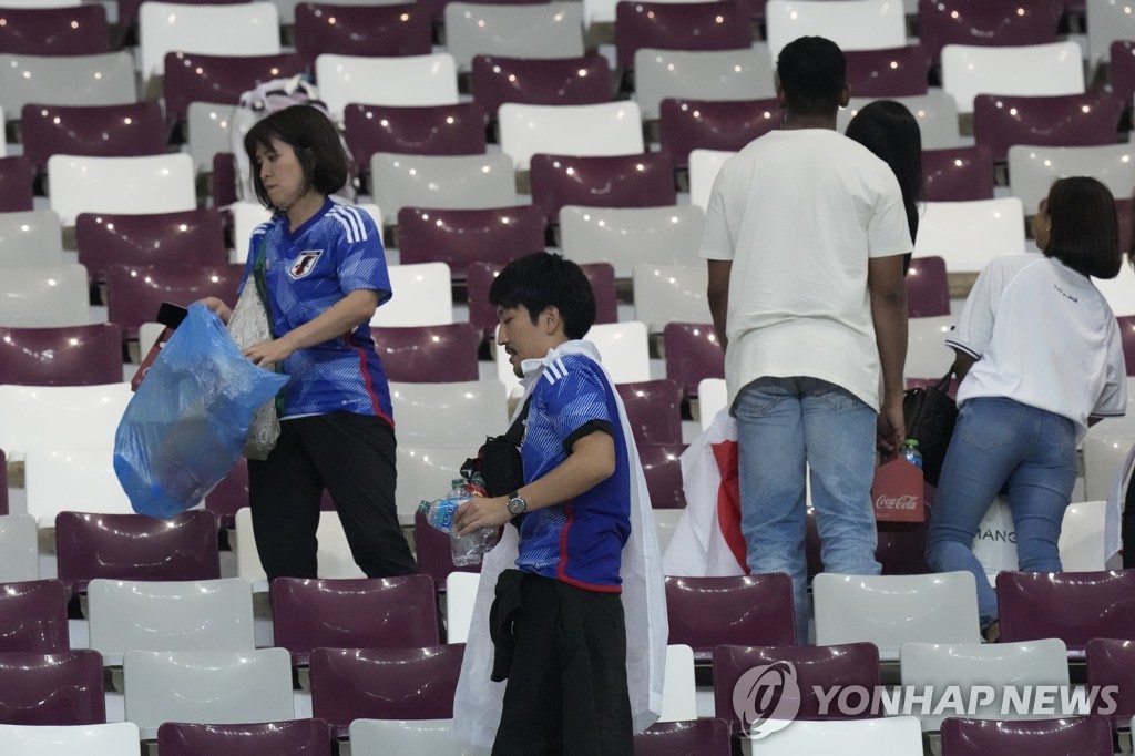 [월드컵] 완벽한 손님…일본 팬과 대표팀, 역사적 승리 후 깔끔한 청소(종합)