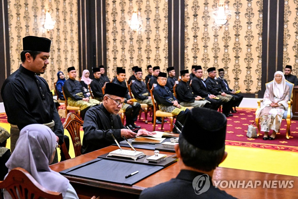 말레이시아 안와르 신임 총리 취임…진통 끝 정부 구성(종합)