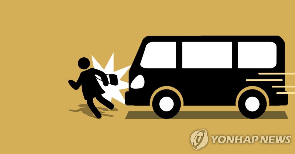 마당서 주차하던 차량 급돌진…1명 사망·2명 경상