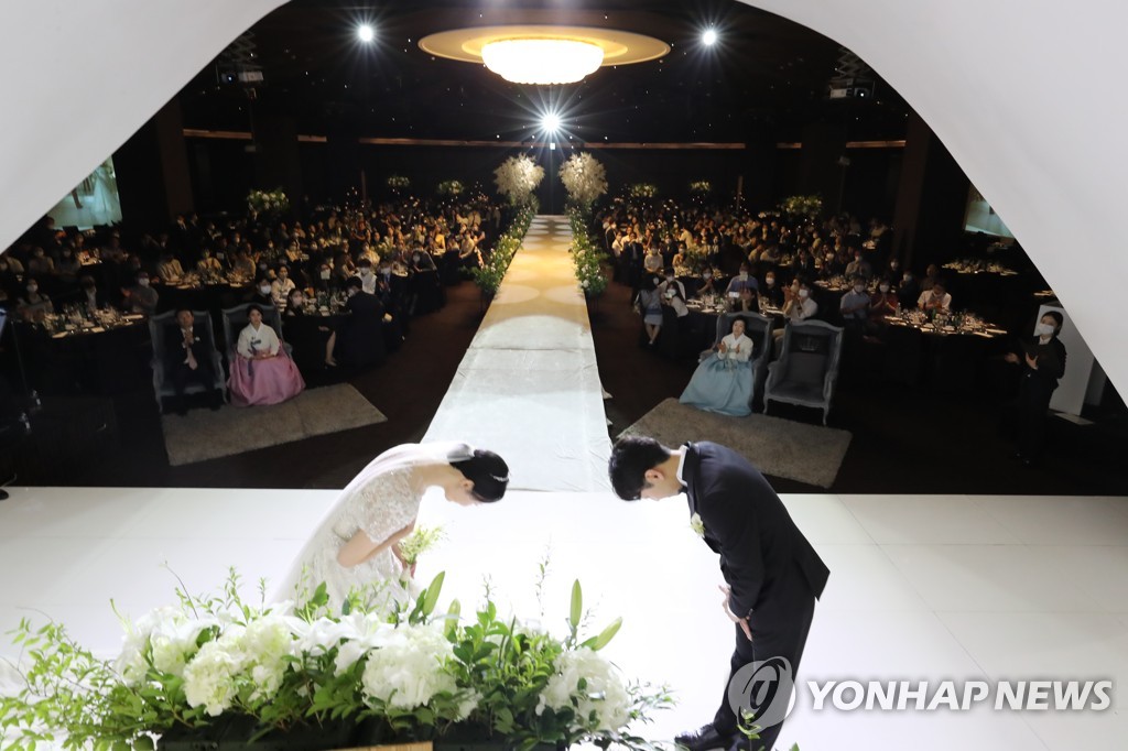 국민 절반은 '결혼 안해도 된다'…안하는 이유 1위 '돈 없어서'