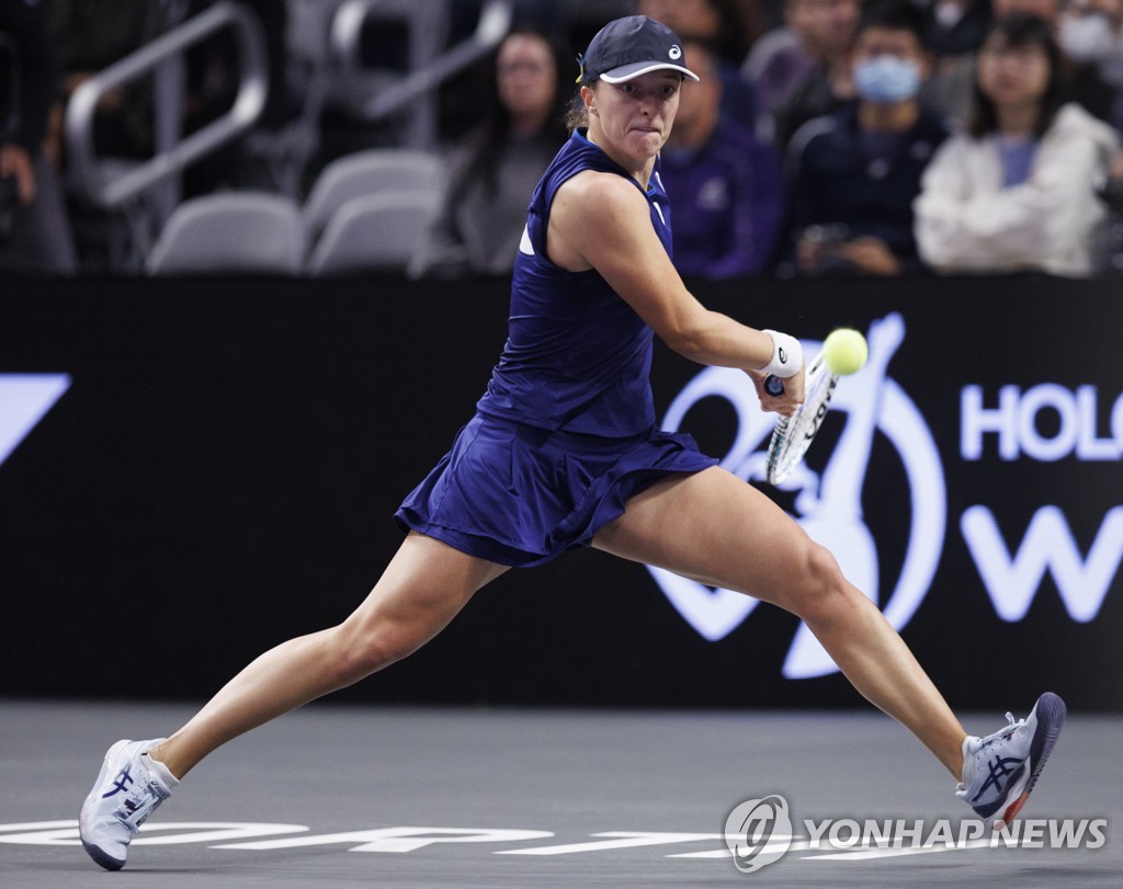 시비옹테크, WTA 투어 시즌 최종전 4강서 탈락…사발렌카에 패배