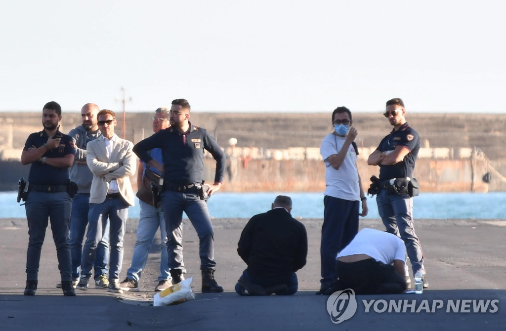 伊 난민선사태 장기화…'선별 하선'에 난민 일부 바다 뛰어들어