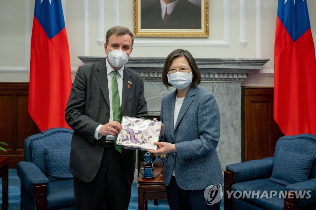 중국 반발 속 대만 찾은 英 부장관 "우리는 한마음의 파트너"